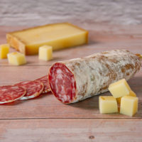 Französische Käse-Salami mit Comté-Käse, luftgetrocknete Salami