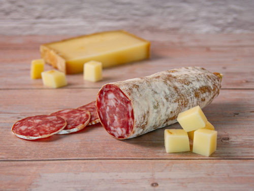 Französische Käse-Salami mit Comté-Käse, luftgetrocknete Salami
