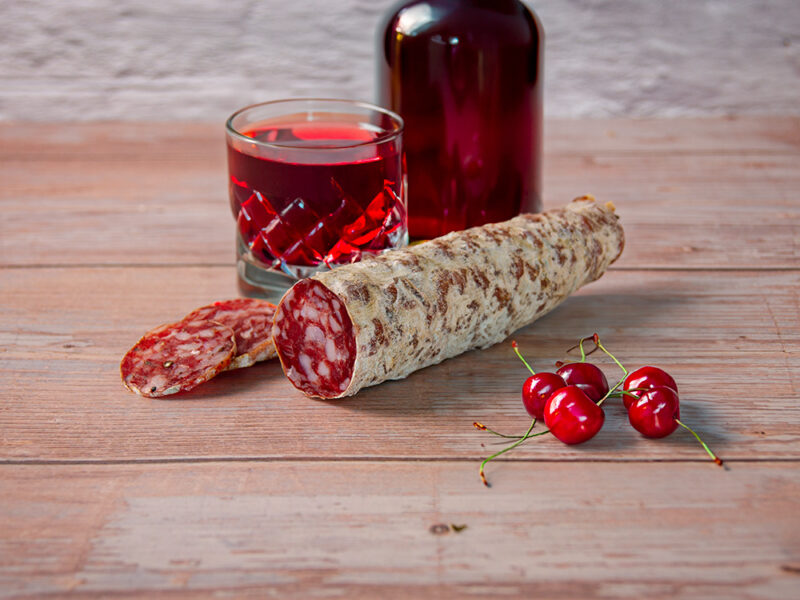 Salami mit Kirschen und Kirschwasser - Kirschwassersalami