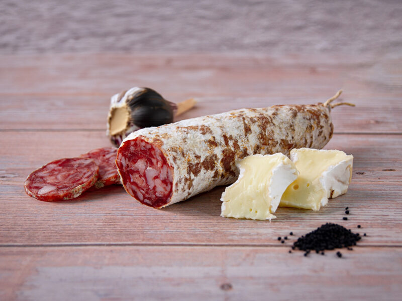 Französische Salami mit Brie und schwarzem Knoblauch