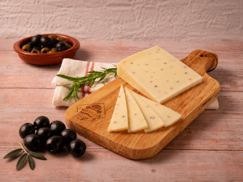 Spanischer Schafskäse mit schwarzen Oliven