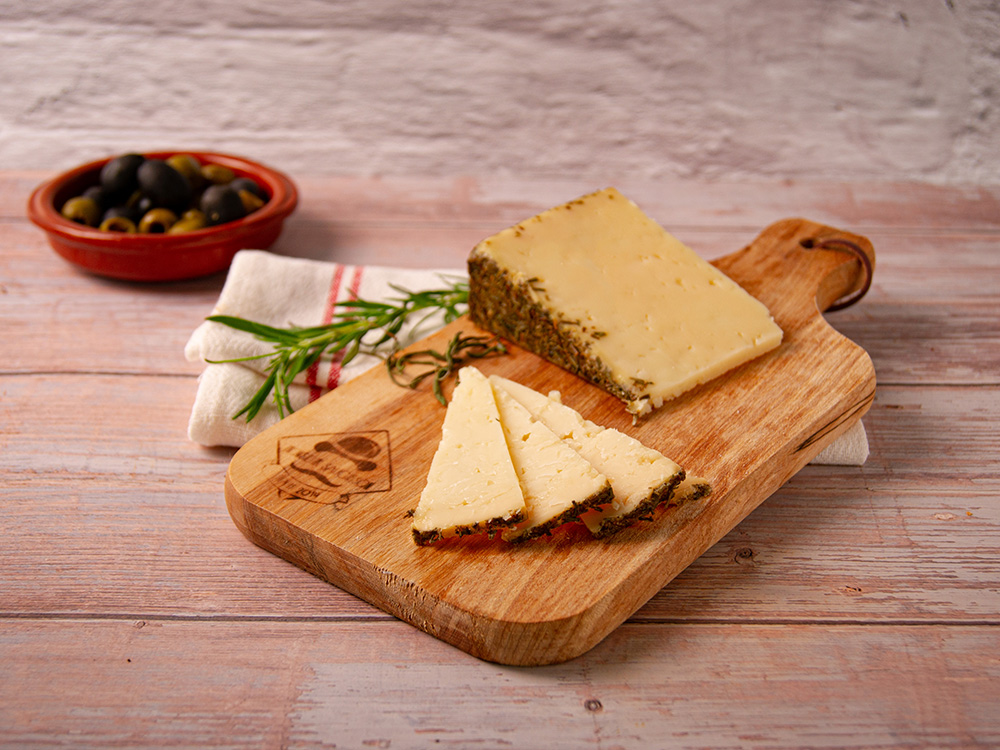 schapenkaas met rozemarijn, rozemarijnkaas, spaanse kaas, queso, Spaanse Schapenkaas met Rozemarijn