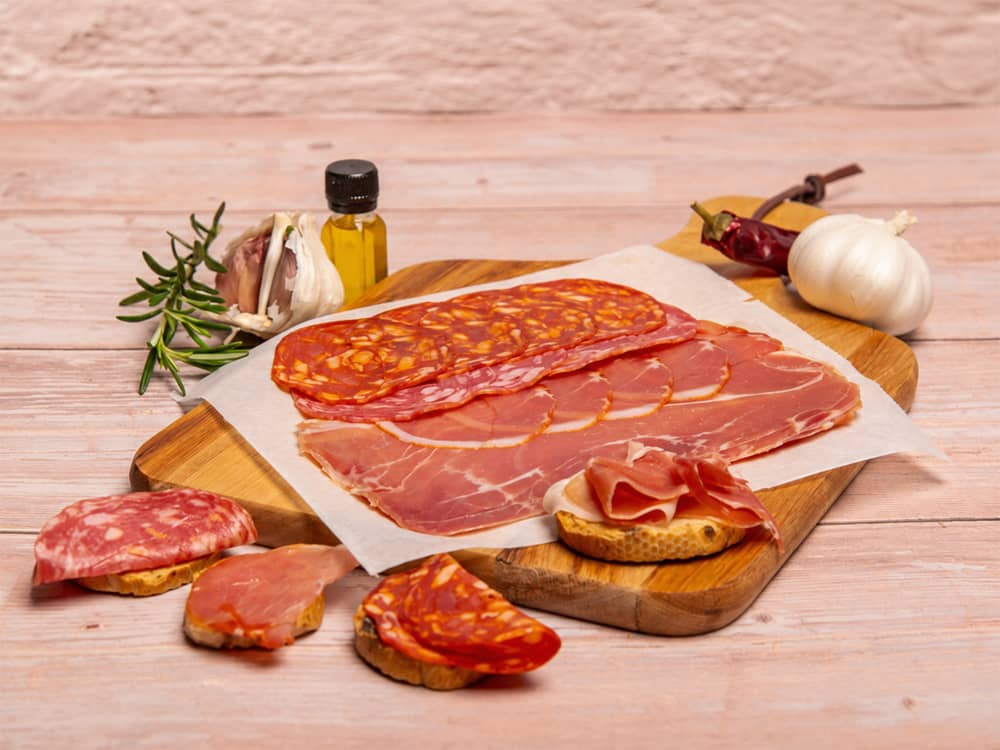 Gesneden tapas mix met ham, chorizo en salchichon
