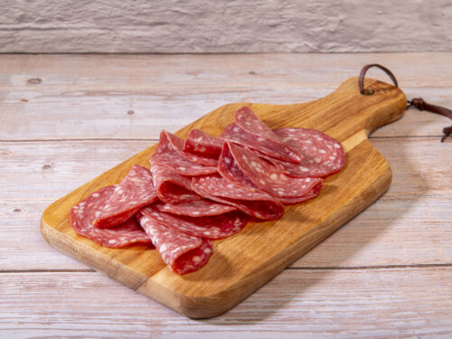 Gesneden halal salchichon gerookt , Spaanse halal salchichon, halal vleeswaren, halal borrelplank