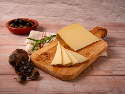 Spaanse schapenkaas met zwarte knoflook